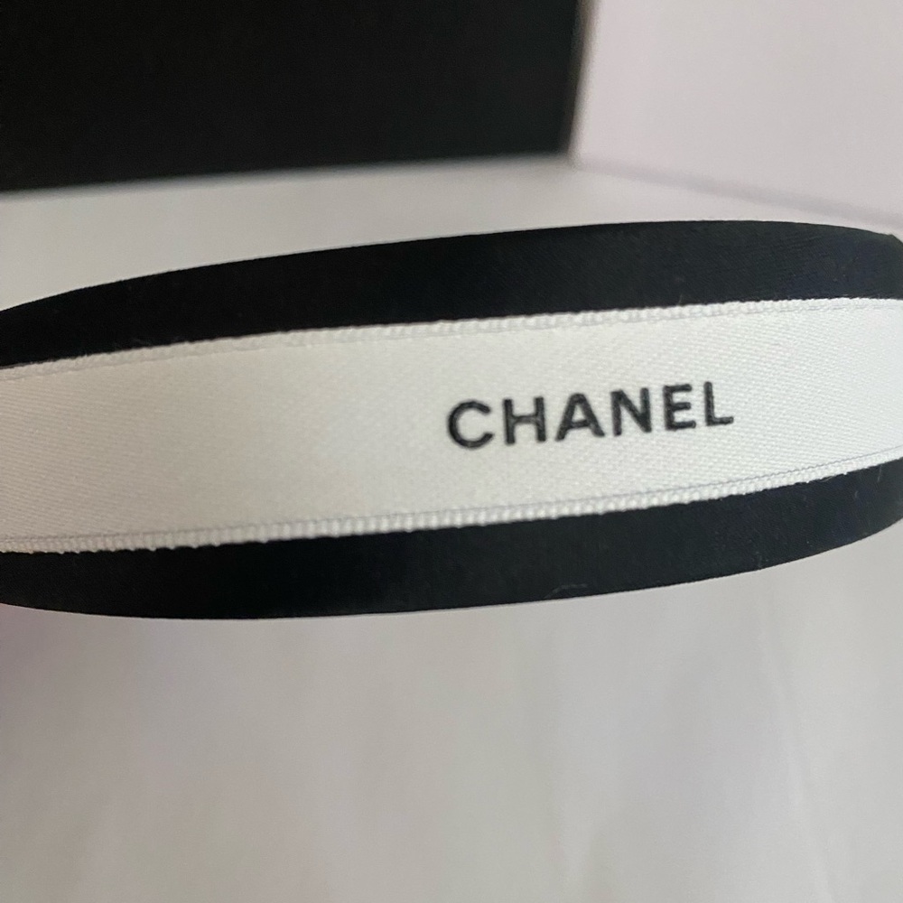 CHANEL Black and White Logo Ribbon Headband with Contrast Trim - Picture 5 of 6